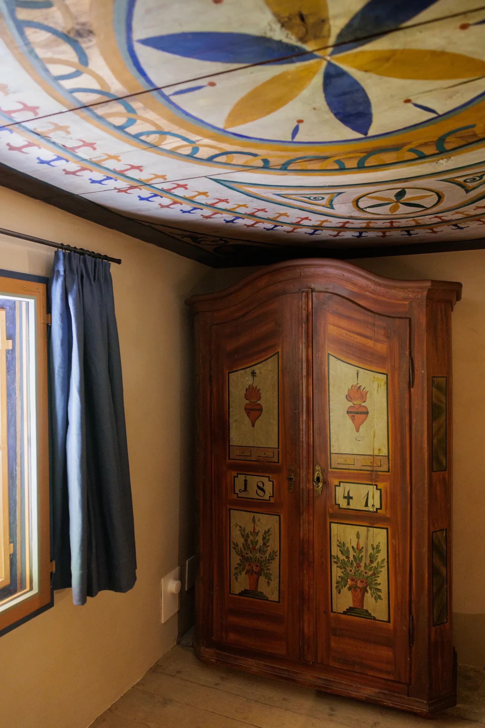 Historisch bemalte Zimmerdecke und Kasten im restaurierten Berggasthof Streichen