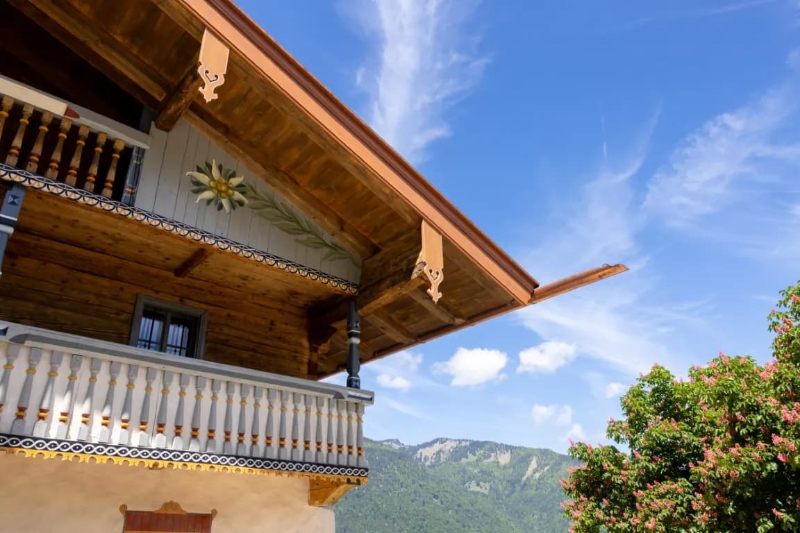 Die Laube mit Blick auf die Berge